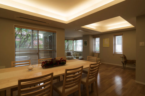 建築中の出来事 リビングの見せ梁を自分達で塗装してみた